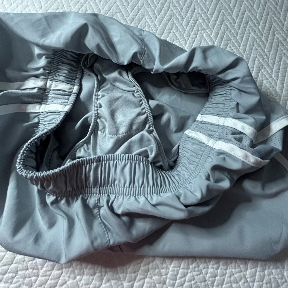 Nike women’s‎ size small tempo running shorts dry fit